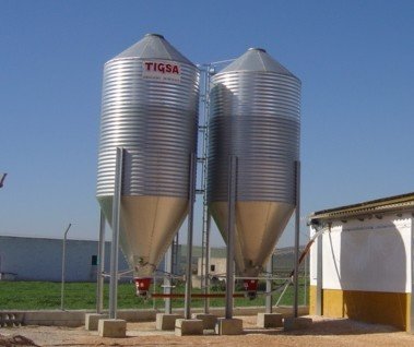 Metallic feed storage silos